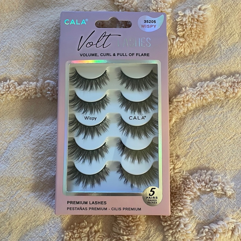 Premium Volt Lashes in style Wispy